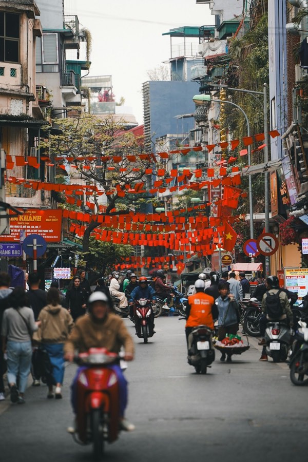 Busy street scene in Hanoi, Vietnam
