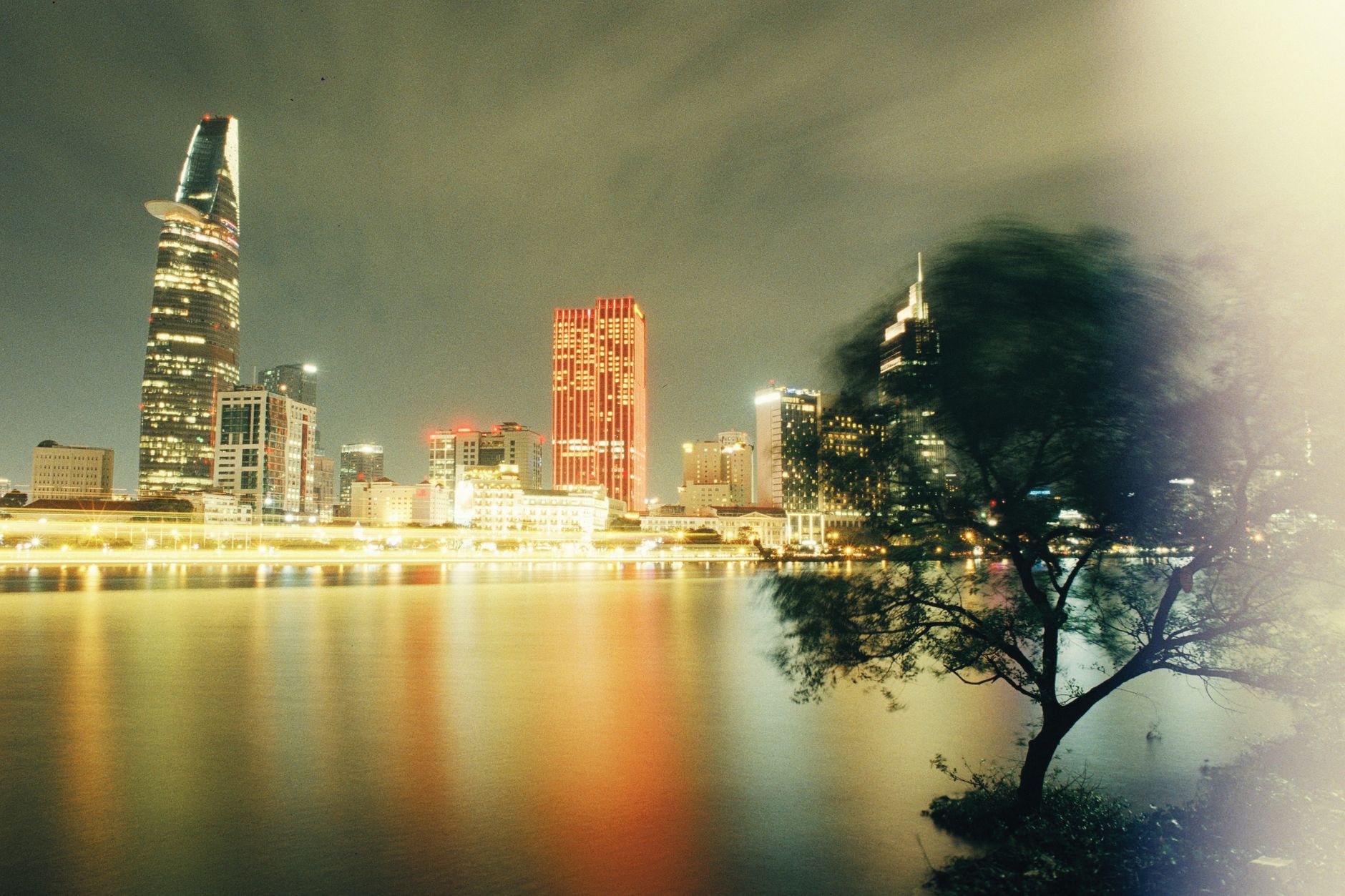 胡志明市屋顶酒吧夜景