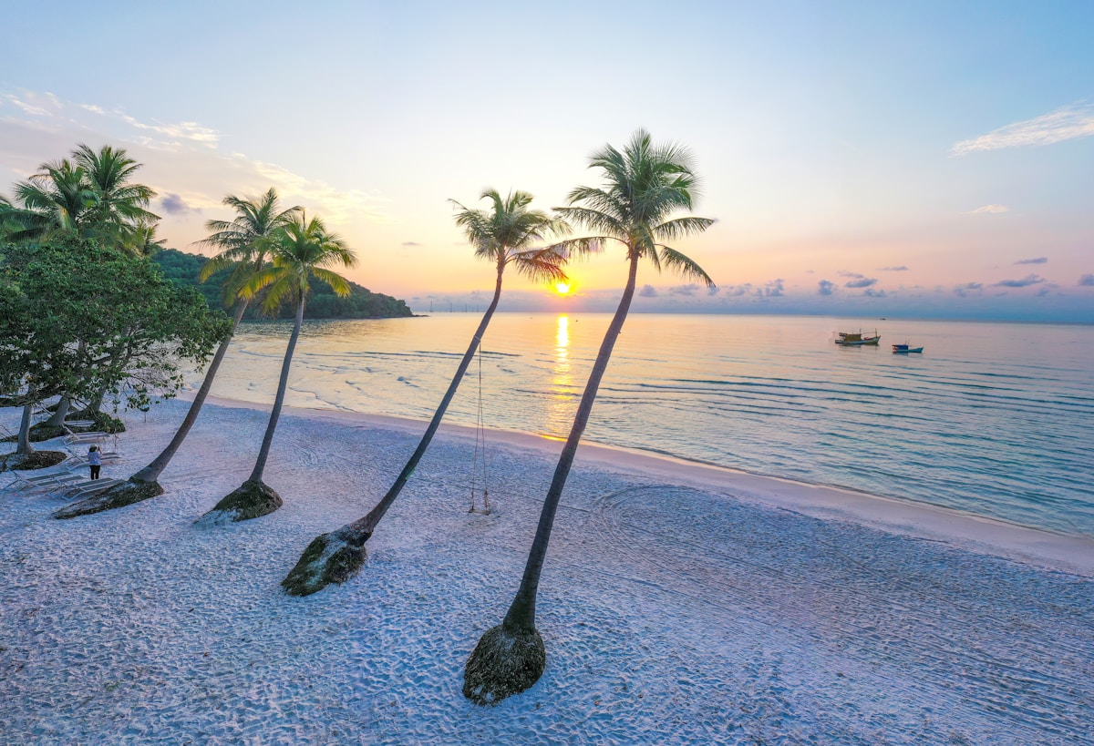 Turquoise water and white sand beach at Phu Quoc — Vietnam in March